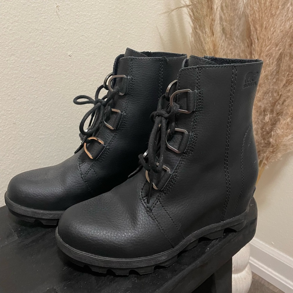 Sorel youth Joan of Arctic wedge size 5.